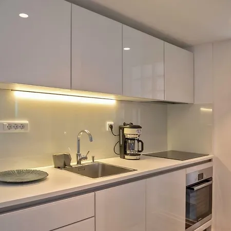 아파트 Feel Like An Emperor