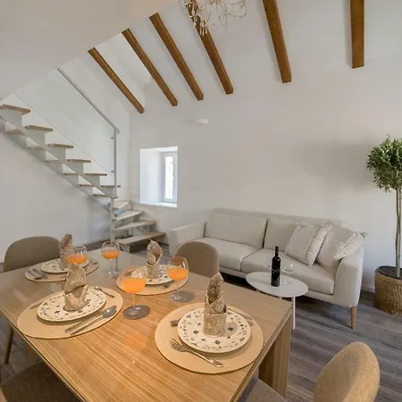 아파트 Feel Like An Emperor