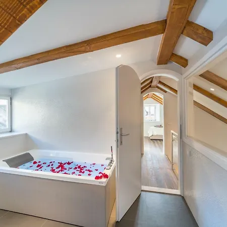 아파트 Feel Like An Emperor *