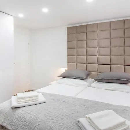 Apartment Feel Like An Emperor Split