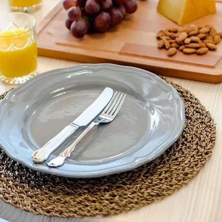 Apartment Feel Like An Emperor Split