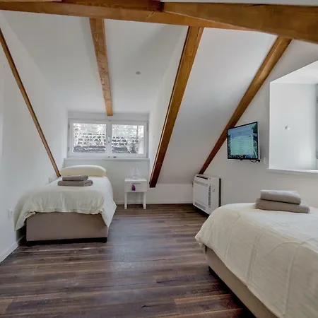 Feel Like An Emperor Apartment