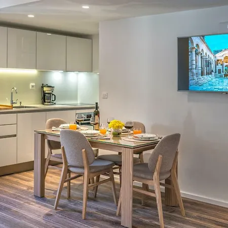 Feel Like An Emperor Apartment Split