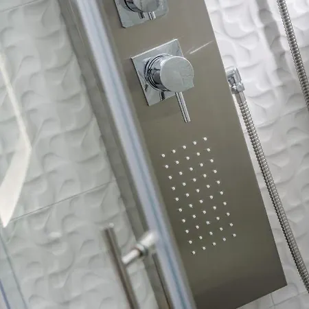 Апартаменти Feel Like An Emperor