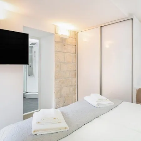 Апартаменти Feel Like An Emperor *