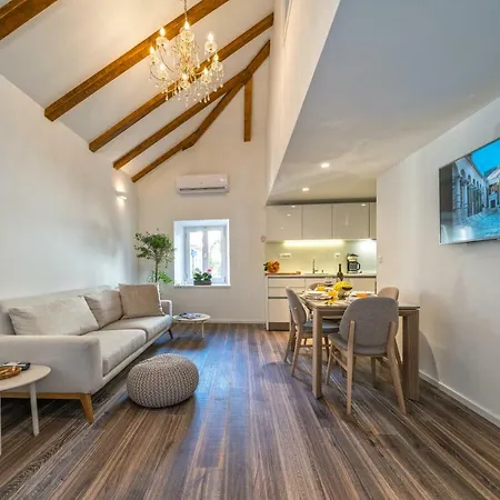 Апартаменти Feel Like An Emperor *