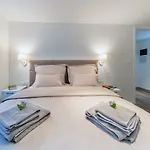 Apartman Feel Like An Emperor Split